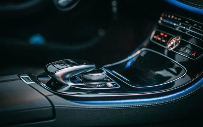 Mercedes-Benz Klasa E cena 139000 przebieg: 161000, rok produkcji 2016 z Koszalin małe 277